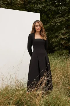 Clean Tailored Sweetheart Neckline Midi Dress